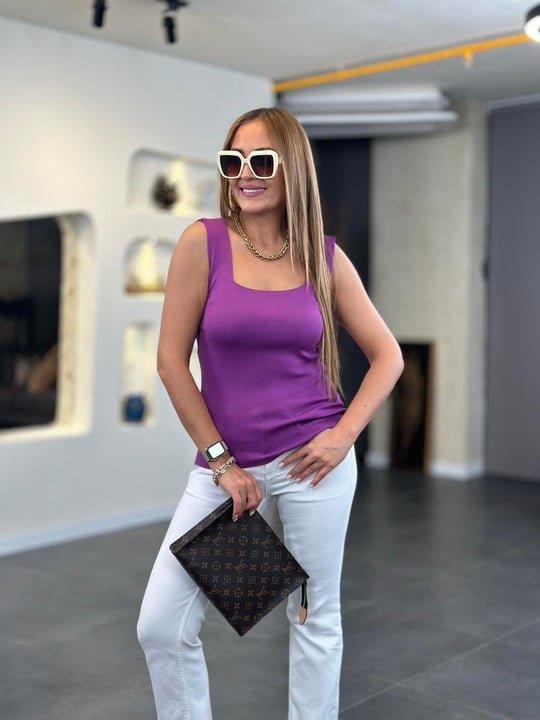 Kare Yaka Kalın Askılı Beyaz Triko Bluz